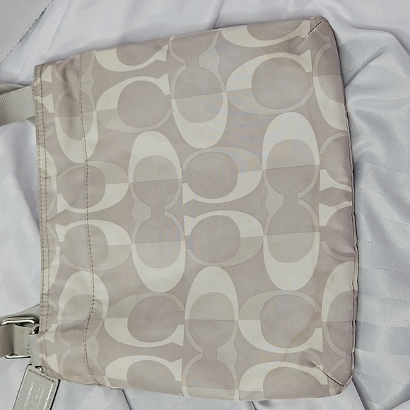 COACH GETAWAY CREME/ GRAY SATEEN SIGNATURE CROSSBODY TRAVEL FILE BAG - Picture 4 of 7